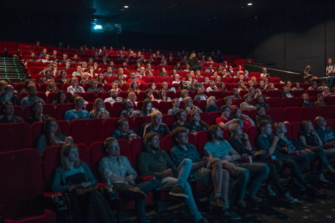 外国の映画館で鑑賞している様子の写真