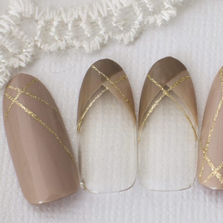 ネイルはラメラインでシンプル華やかに！オフィスネイルでもいけます◎