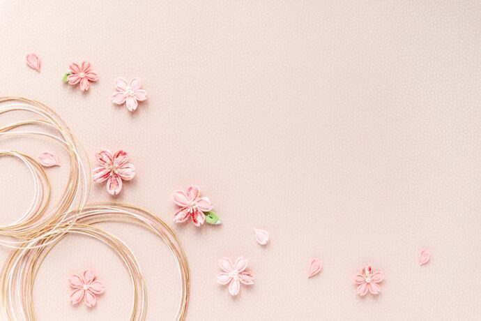 作り物の桜の花が散らばった様子