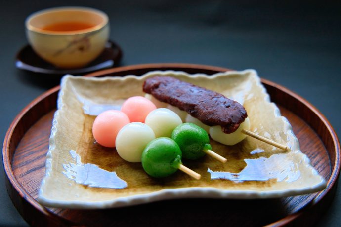 三色団子とあんこ餅の写真