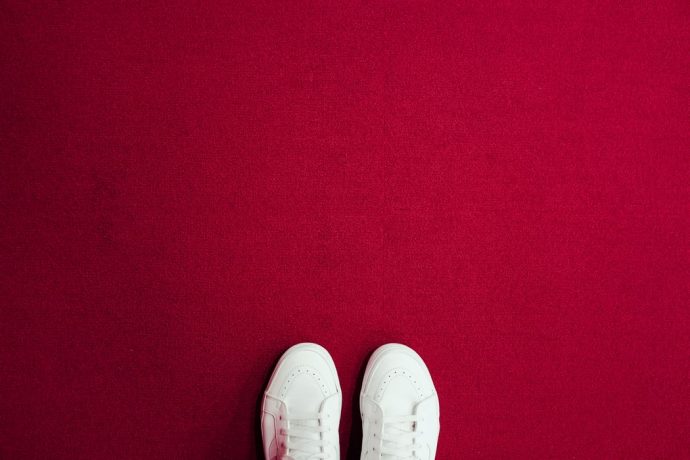 真っ赤な背景に真っ白な靴の写真