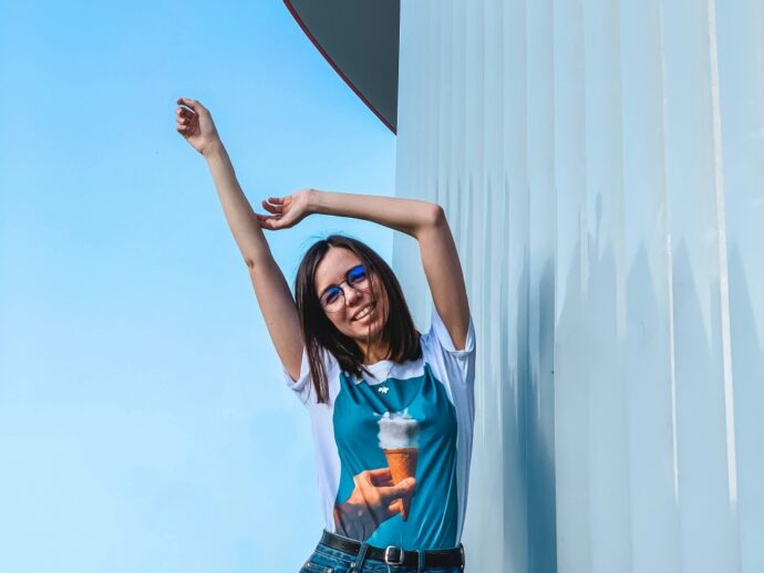 Tシャツとジーンズのラフなコーデの女性