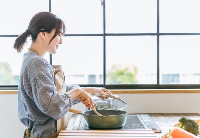 料理をしている女性の写真