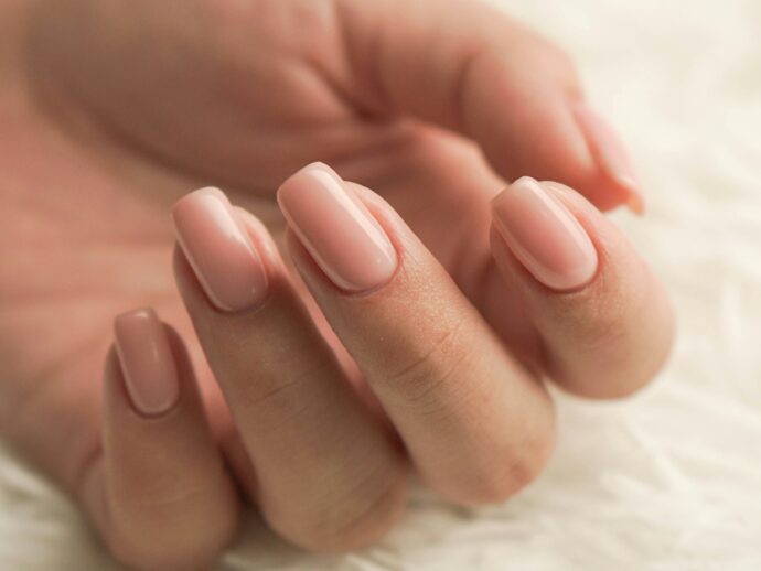 ナチュラルなピンクベージュのワンカラーネイル