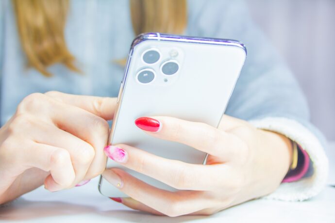 スマホを操作する女性の手元