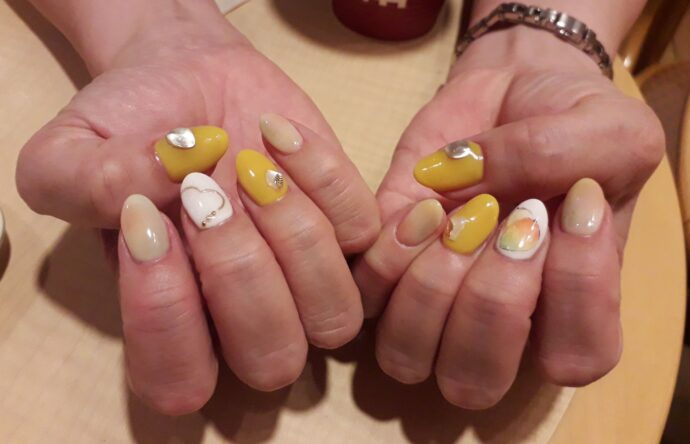ホワイトとマスタードイエローの組み合わせニュアンスネイル