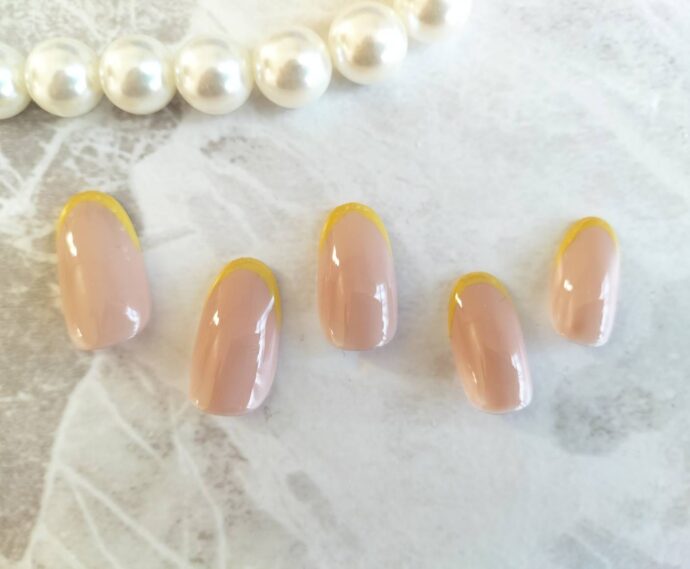 マスタードイエローの極細フレンチネイル