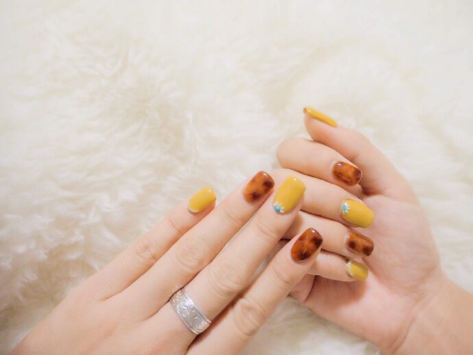ブラウンべっ甲とマスタードイエローの組み合わせネイル
