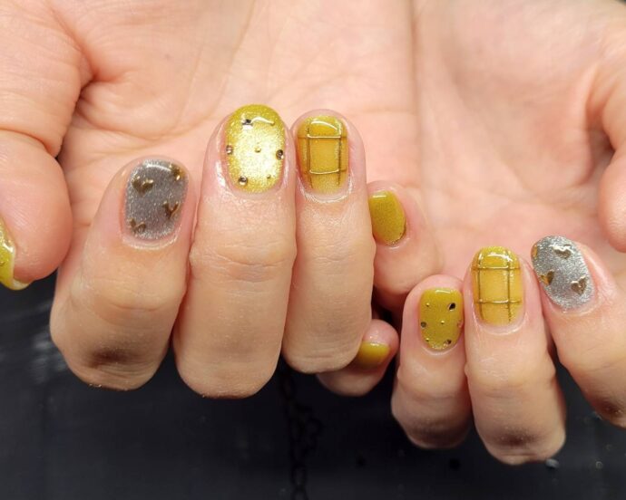 マスタードイエローとグレーのマグネットネイル