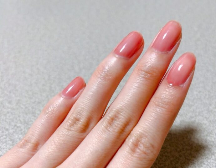 シースルーなピンクのネイル