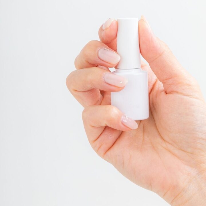 白ネイルのコーデは夏がかわいい！白Tシャツを合わせてトレンド感あるファッションに♪