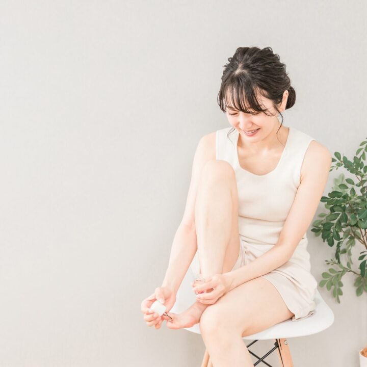フットネイルの体勢がきつい人必見！ネイリストがやっている楽に塗れる体勢