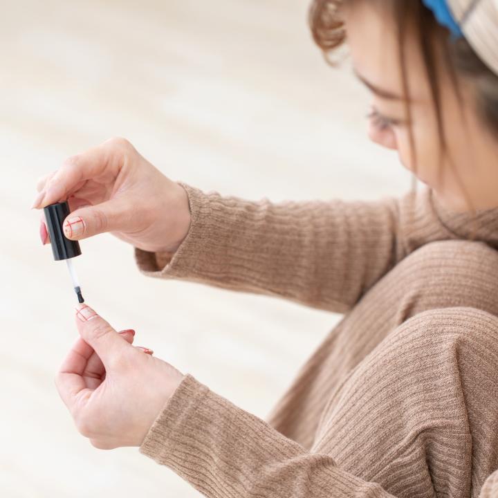 短い爪に似合うネイルは単色やグラデーションがおすすめ♪小さい爪でもジェルネイルを楽しもう！