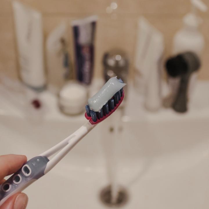 ホワイトニング歯磨き粉の種類とその効果とは？プロが行うホワイトニングとの違い＆ホワイトネイルの王道フレンチネイル