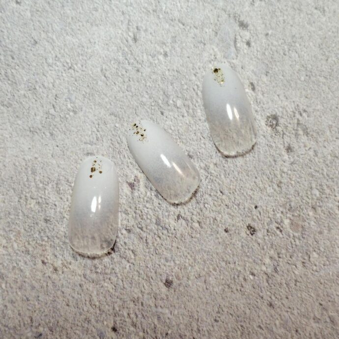 ホワイトカラーのネイルチップ