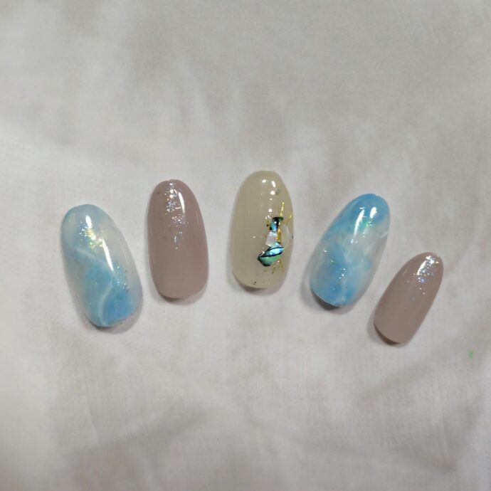 エレガントなブルーニュアンスネイル