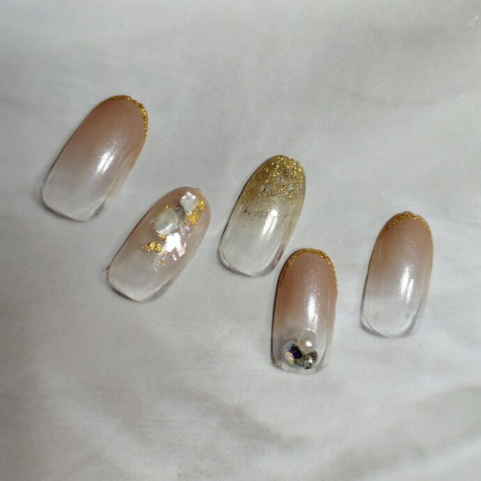 シェル×ベージュカラーで大人の夏ネイル
