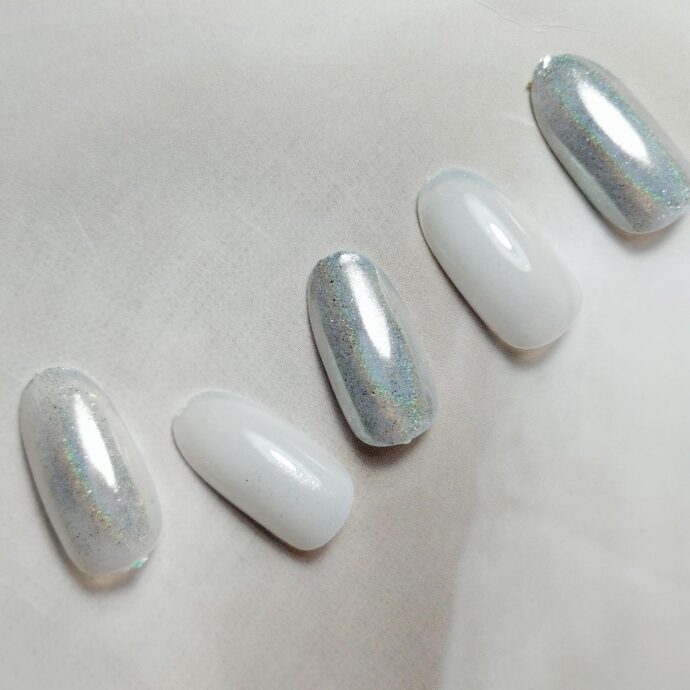 白のユニコーンネイルのネイルチップ