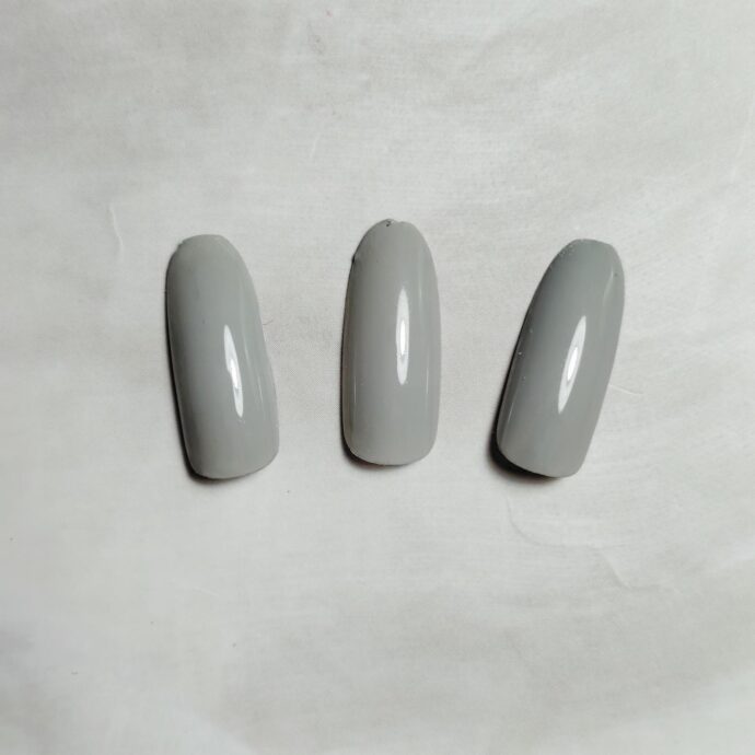 ライトグレーカラーのネイルチップ