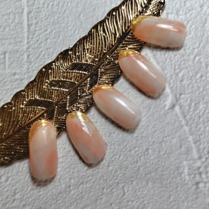 オレンジカラーの大人なニュアンスネイル