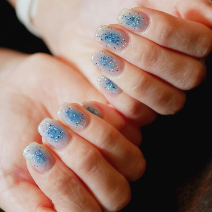 ブルー×グリッターでふわっと涼しげチークネイル