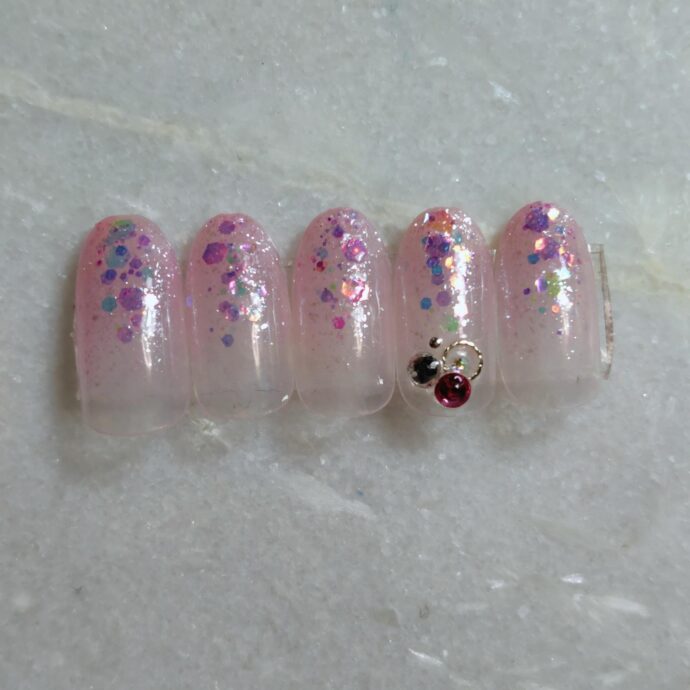 大粒ホログラムのピンクグラデーションネイル