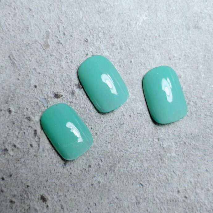 ミントブルーカラーのネイルチップ