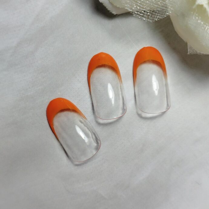 オレンジカラーのネイルチップ