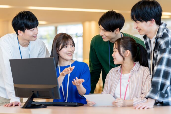 複数人で打ち合わせするビジネスシーン
