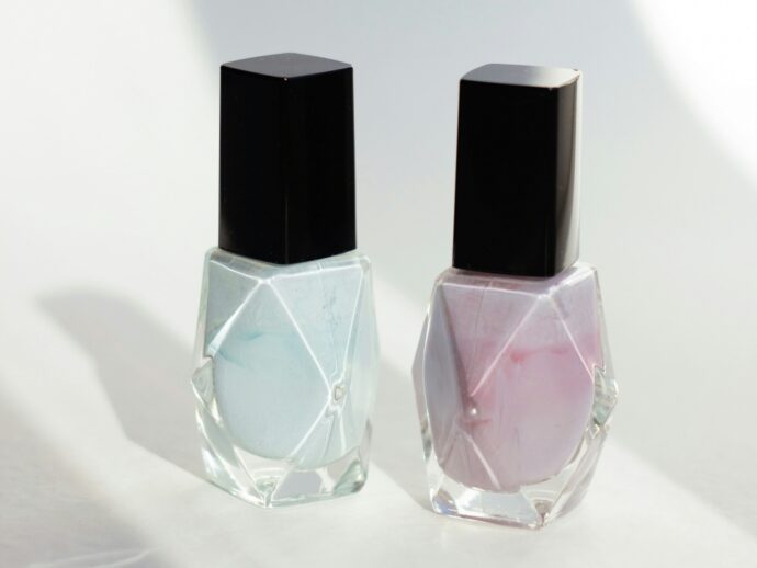 ダスティカラーのブルーとピンクのネイルポリッシュ