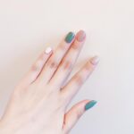 ジェルネイルで爪が曲がるのは何故なのか解説する記事のサムネイル