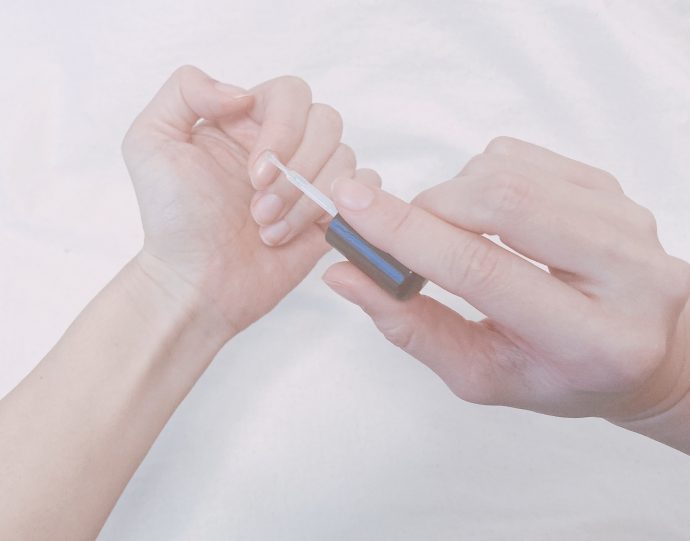 ネイルオイルを爪に塗っている写真