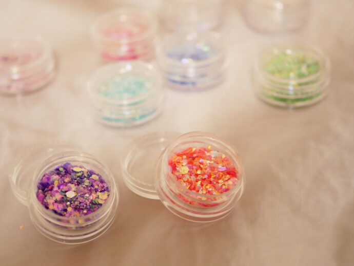 カラフルなラメやシェルのネイルパーツ