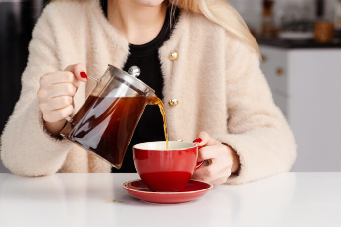 コーヒーを注ぐ女性の写真