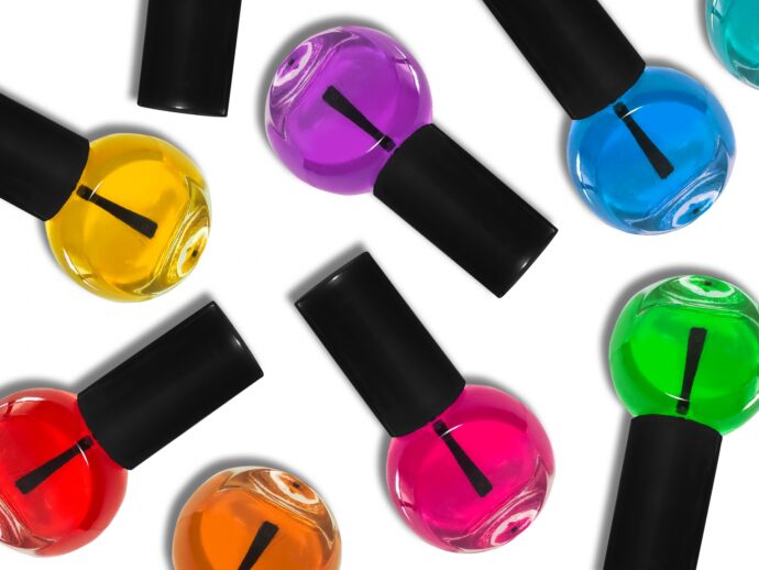 複数のカラフルなマニキュアボトル