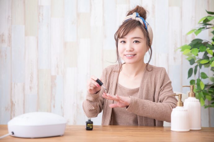 セルフジェルネイルをしている女性