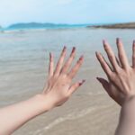 砂浜で両手を伸ばしている様子