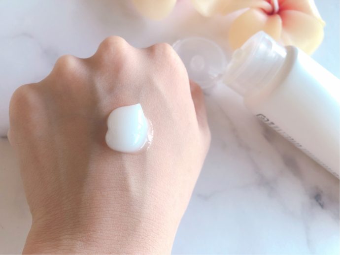 ハンドクリームを塗る手元