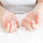 台の上に両手を乗せて爪を見せている様子