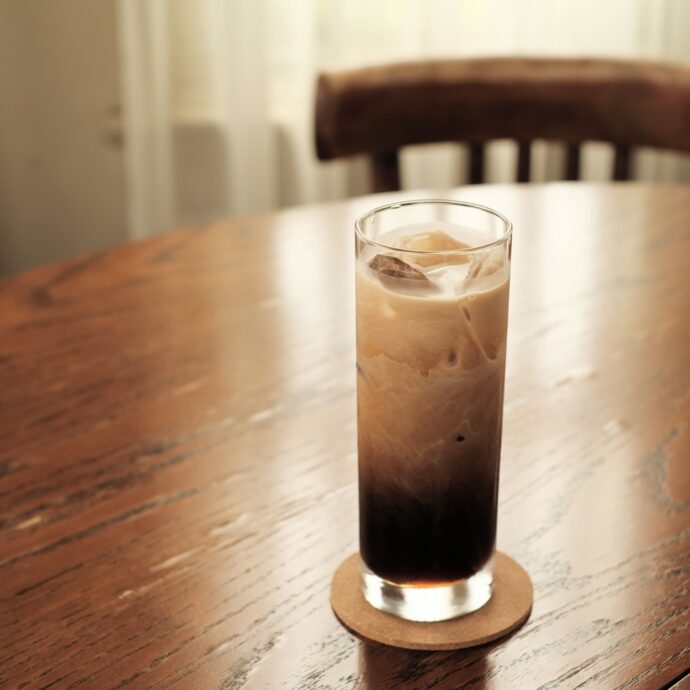 アイスコーヒーにミルクが入った様子