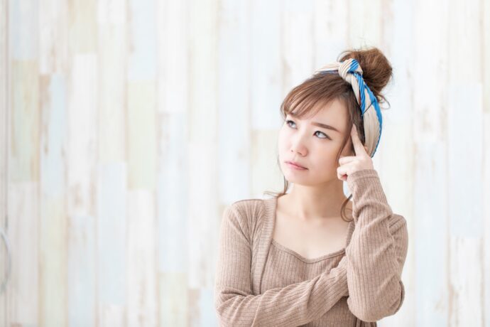 考え事をする女性