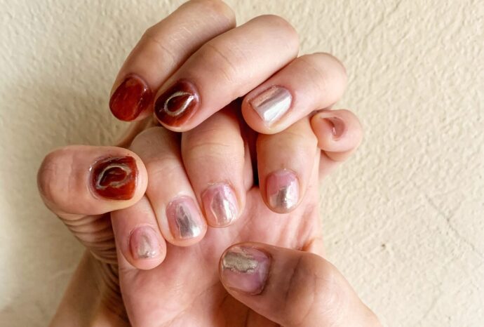 赤血球ネイルをした手元