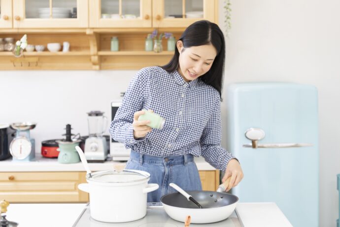料理をする女性