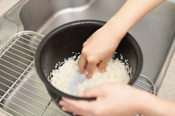 お米をとぐ女性の手