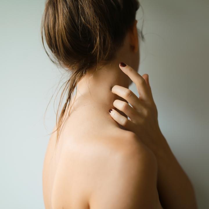 セルフネイルは時間がかかる？時短の方法と同じ姿勢で首や肩が凝った時の対処法