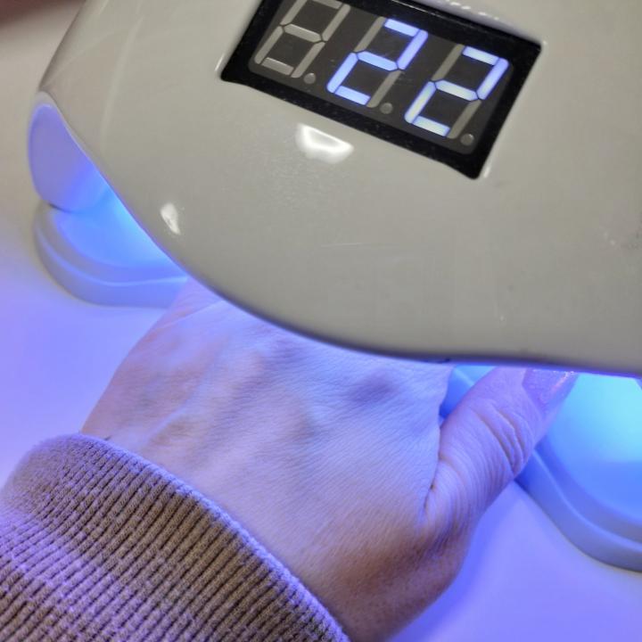 ネイルの紫外線ライトで痛くなるのは何が原因？回避する方法を解説します