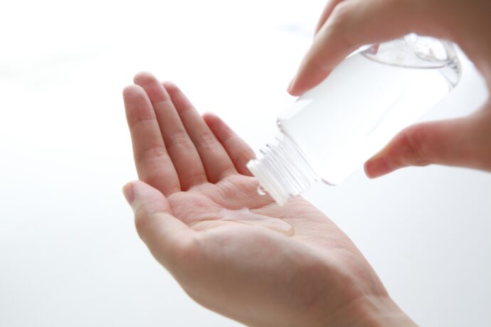 化粧水を掌に出す様子