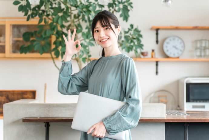 オフィスカジュアルな装いでOKする女性