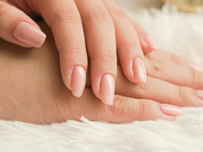 ベージュのガラスネイルイメージデザイン