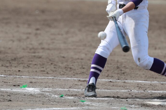 バッティング中の野球選手
